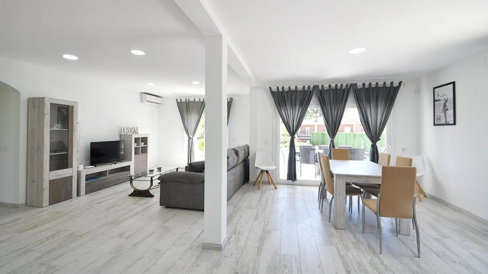 Villa Bloom Lloret de Mar 0*,
